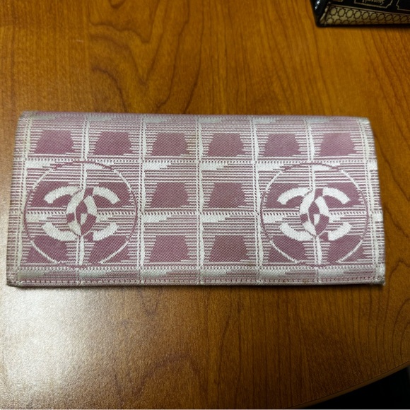 CHANEL Gorgeous Pink Chanel Wallet in Very Good Condition - Picture 2 of 8